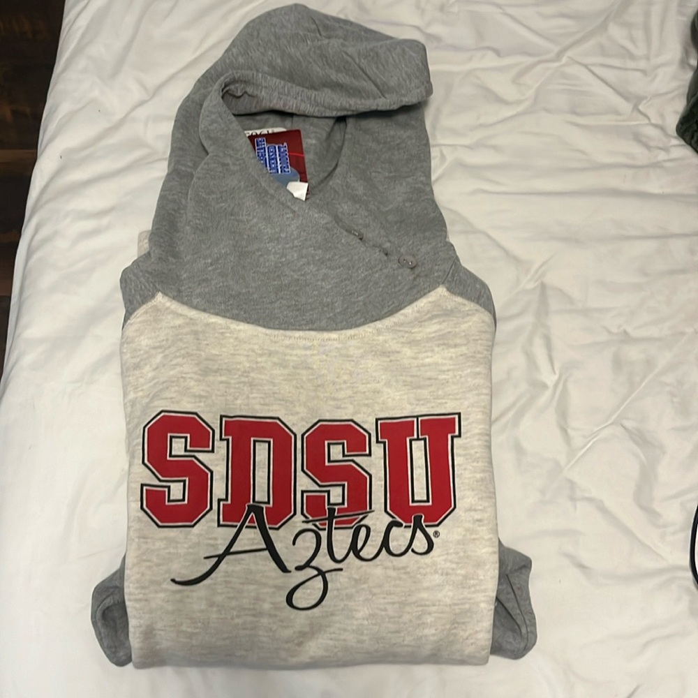 Size L SDSU college sweatshirt with detail